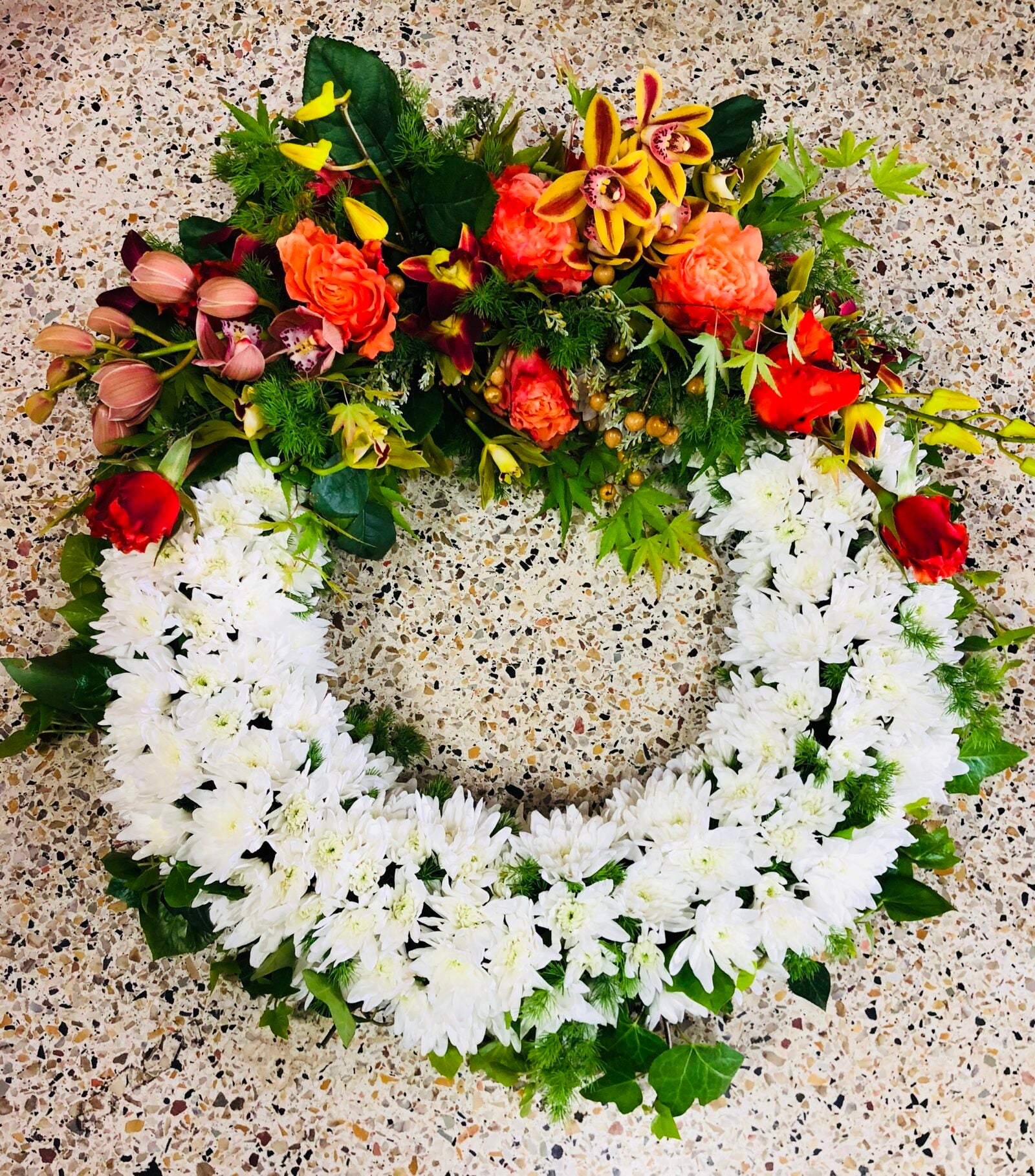 FT10 Round hollow wreath with feature spray